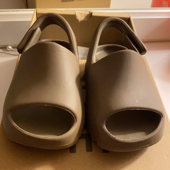 Yeezy slide Infant size 5 - Picture 3 of 5